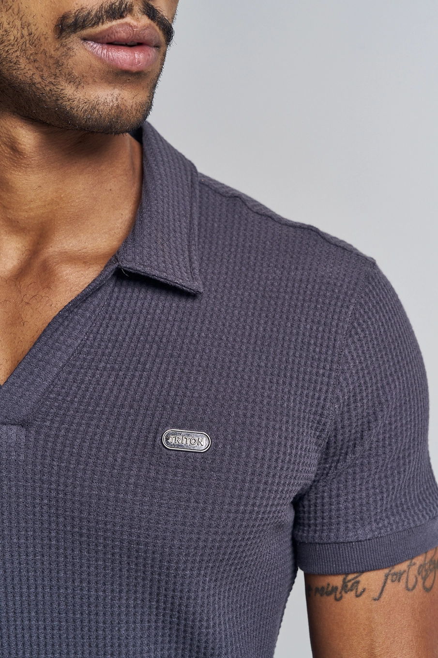 Polo Masculina Texturizada Com Gola V - New CINZA 3