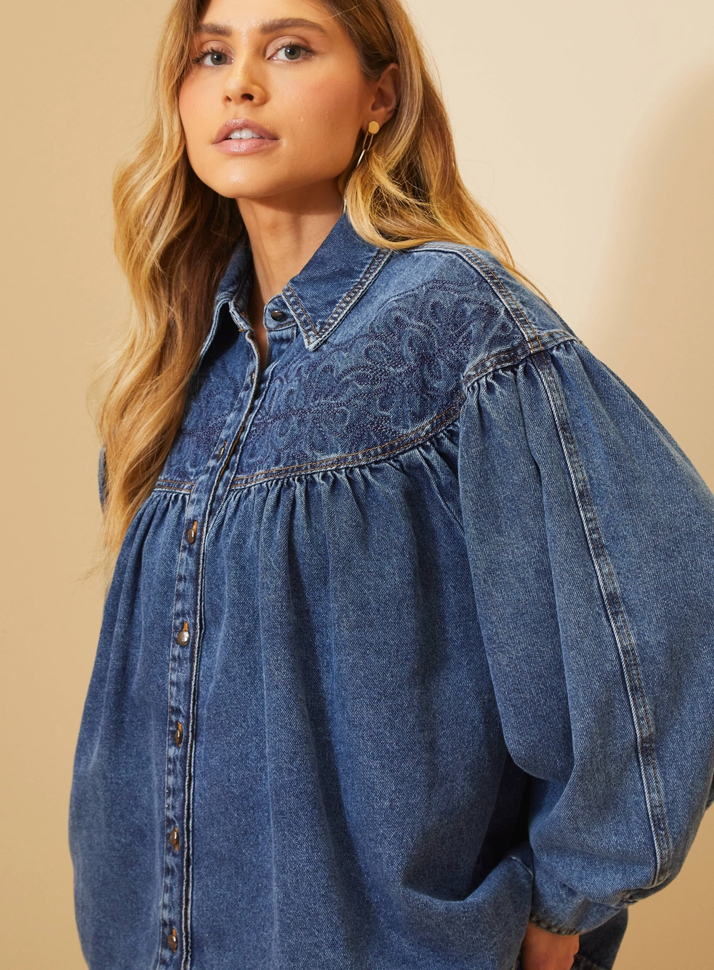 Camisa Jeans Feminina Com Manga Bufante Índigo 3