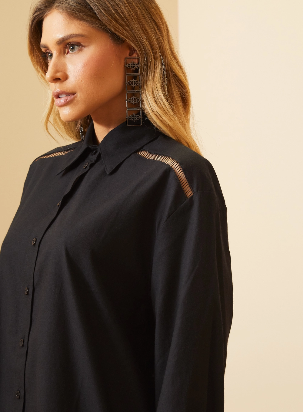 Camisa Manga Longa Com Recortes Vazados - Over Preto 3