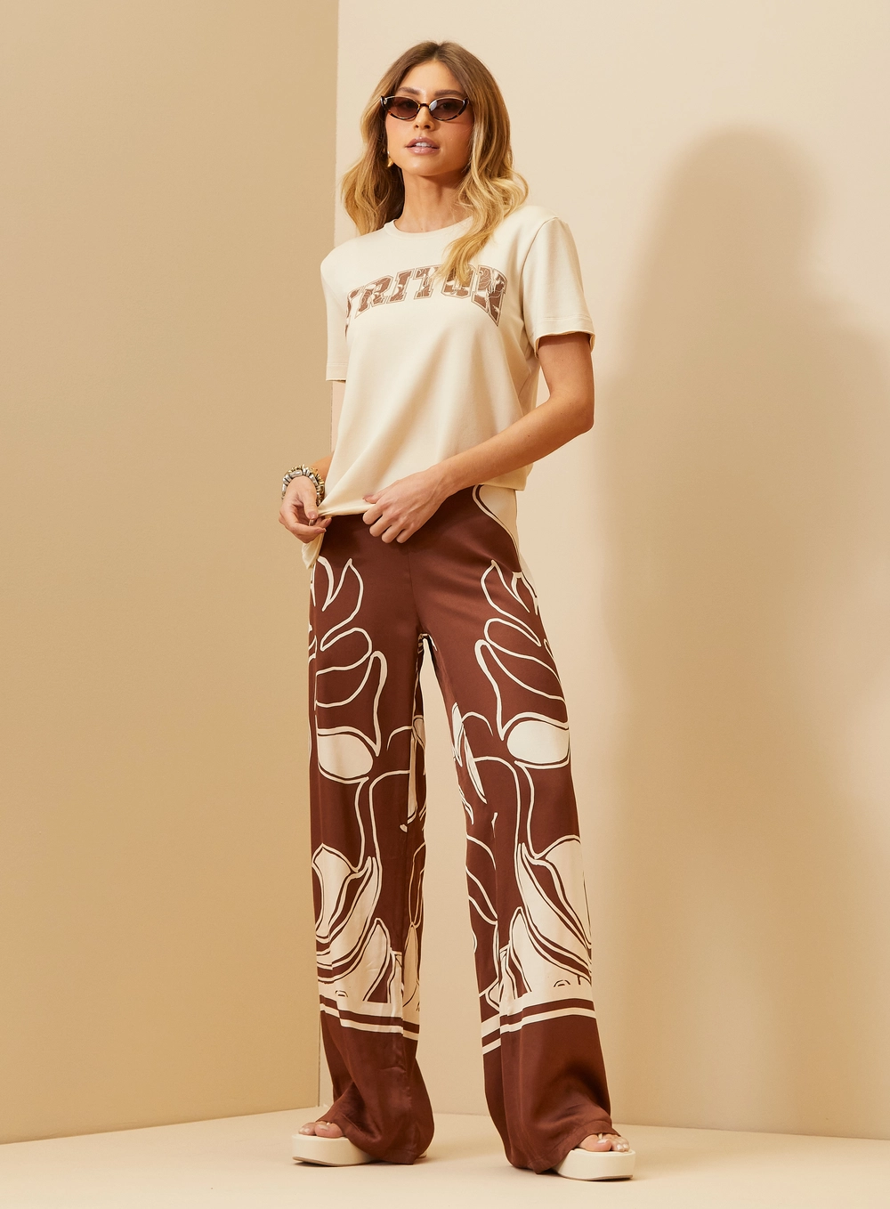 Camiseta Feminina Com Estampa Frontal - Comfort Bege 4