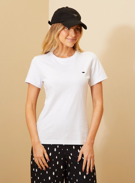 Camiseta Feminina Com Bordado Minimalista - Slim