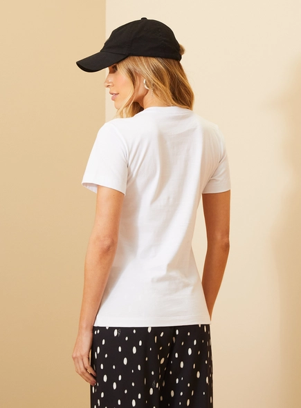 Camiseta Feminina Com Bordado Minimalista - Slim