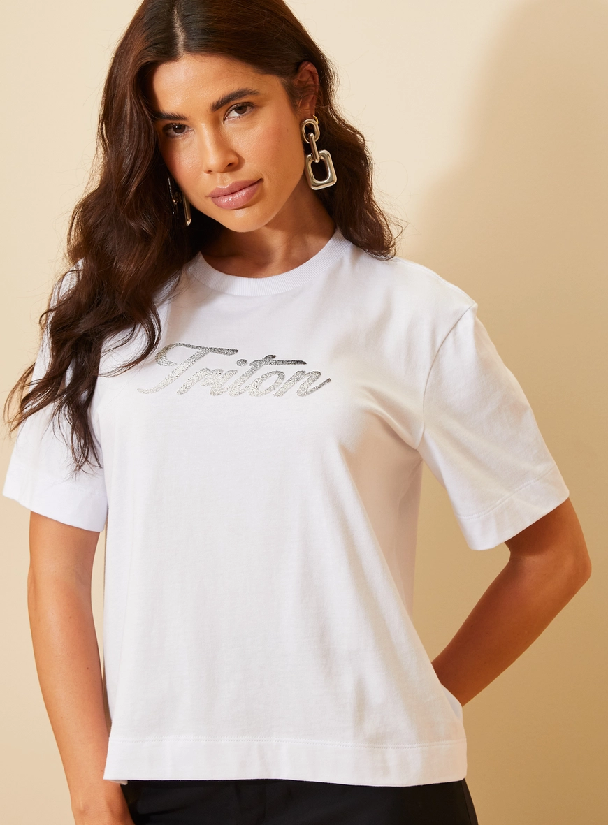 Camiseta Feminina Minimalista Com Bordado Branco 3