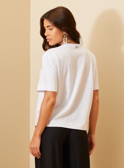 Camiseta Feminina Minimalista Com Bordado