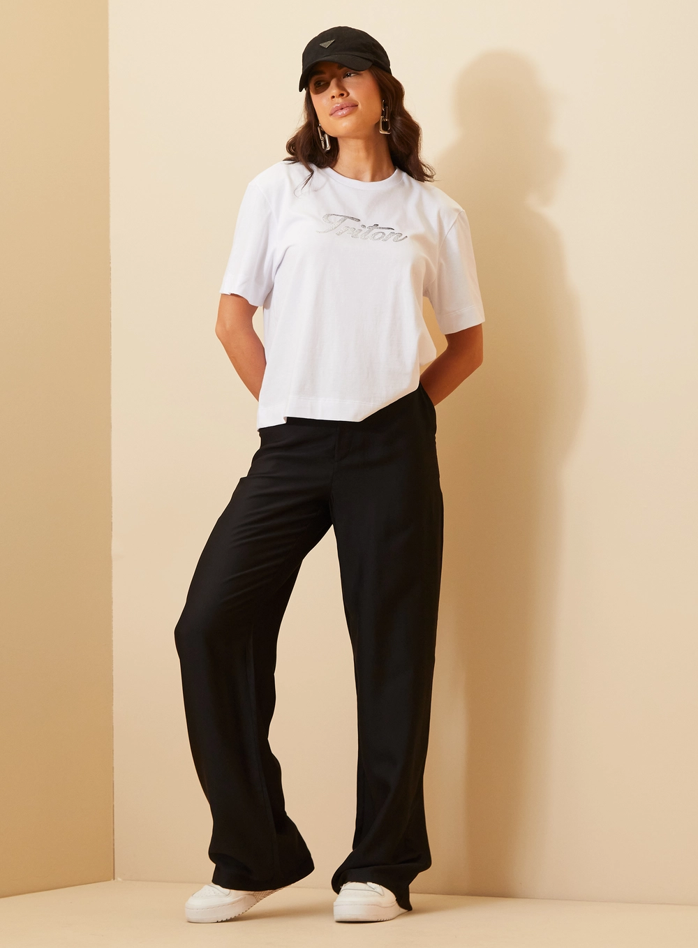 Camiseta Feminina Minimalista Com Bordado Branco 4