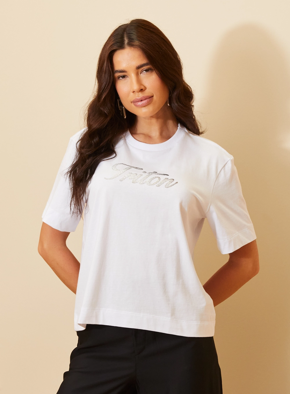 Camiseta Feminina Minimalista Com Bordado Branco 1