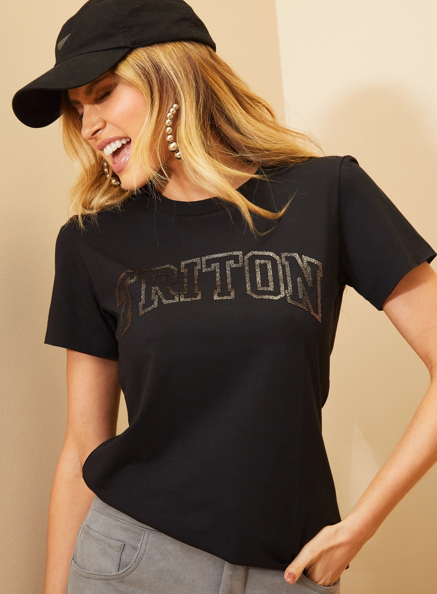 Camiseta Feminina Reta Com Aplicação Em Logo Preto 3