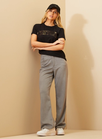 Camiseta Feminina Reta Com Aplicação Em Logo