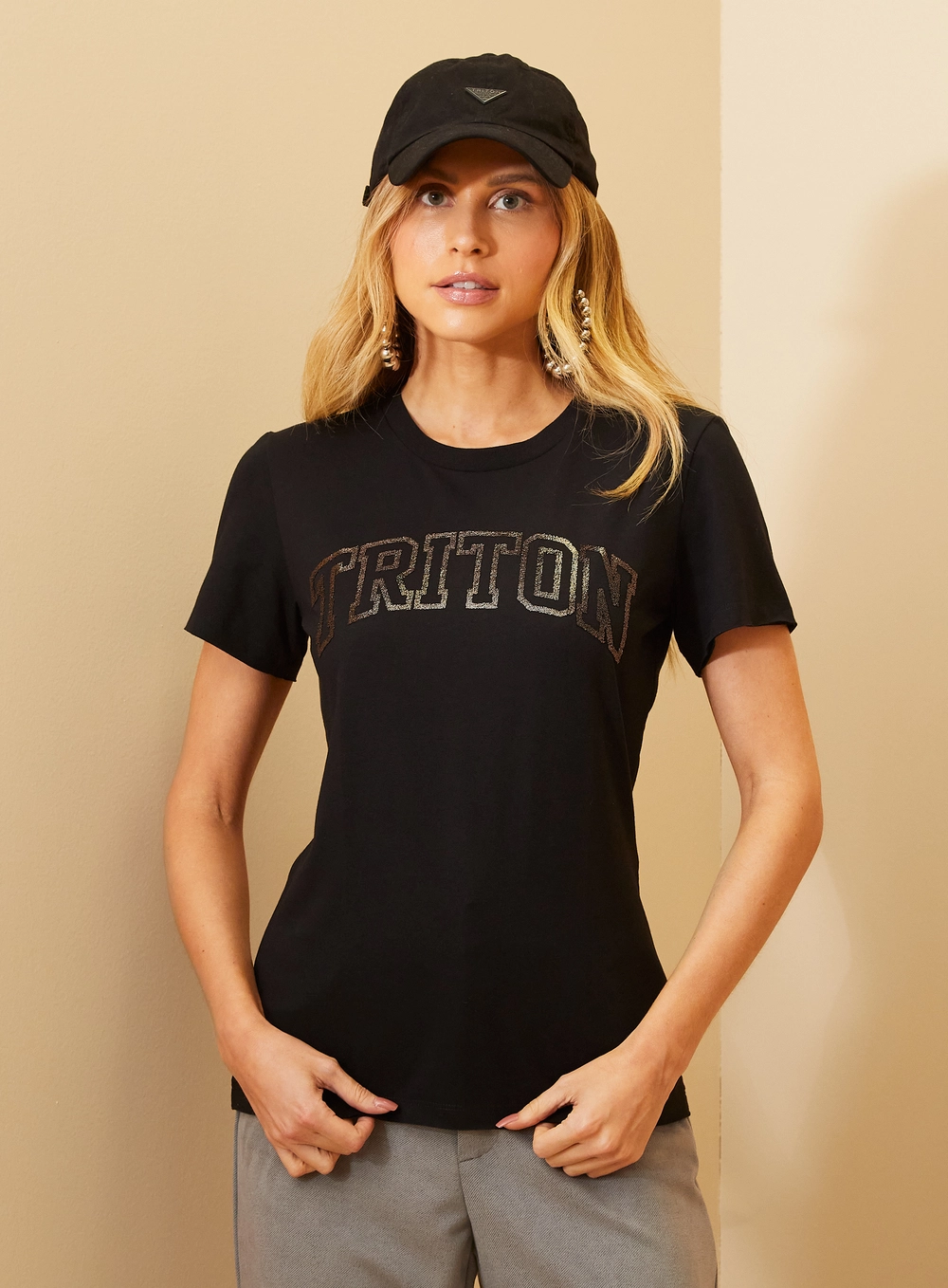 Camiseta Feminina Reta Com Aplicação Em Logo Preto 2