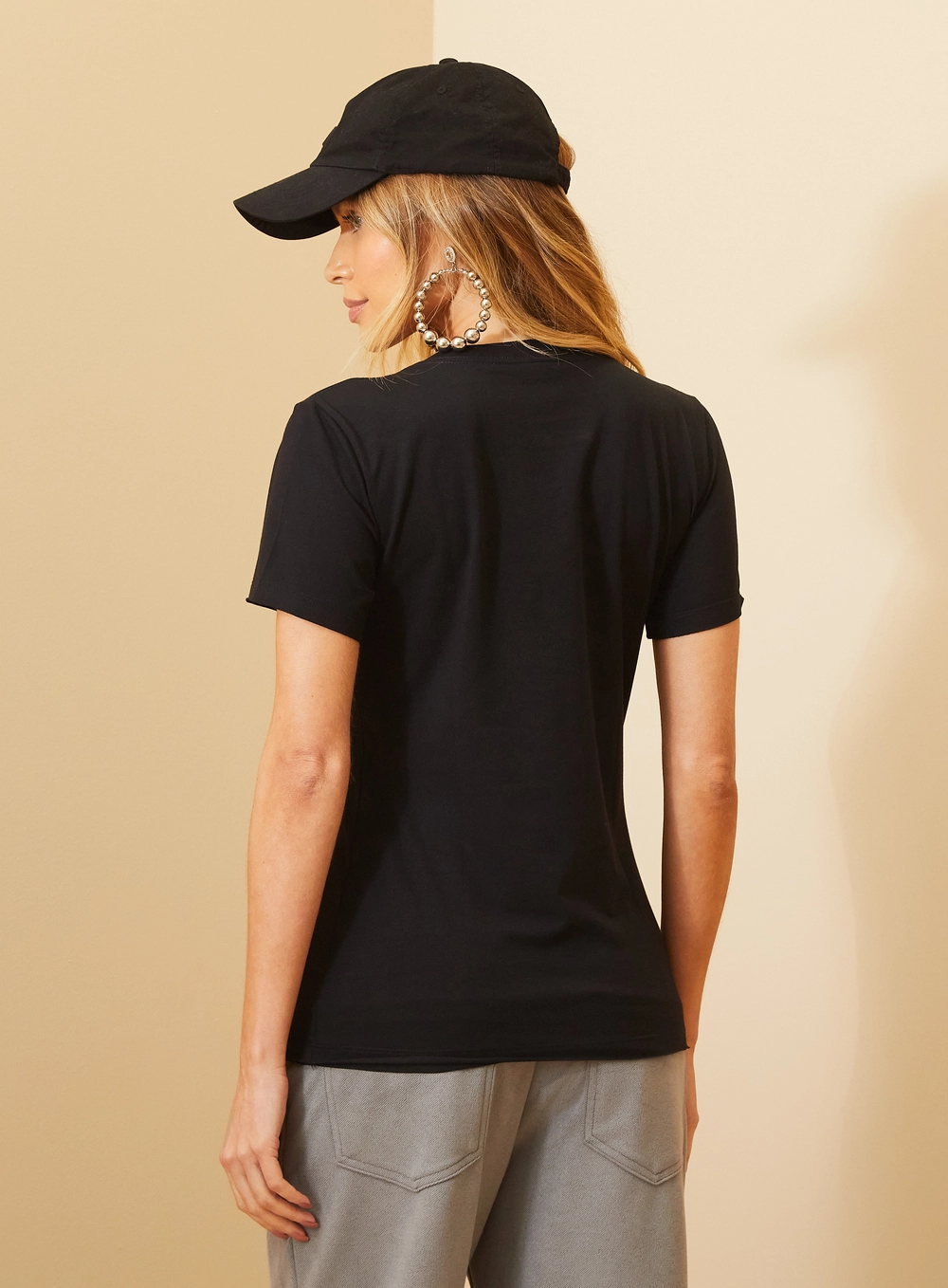 Camiseta Feminina Reta Com Aplicação Em Logo Preto 4