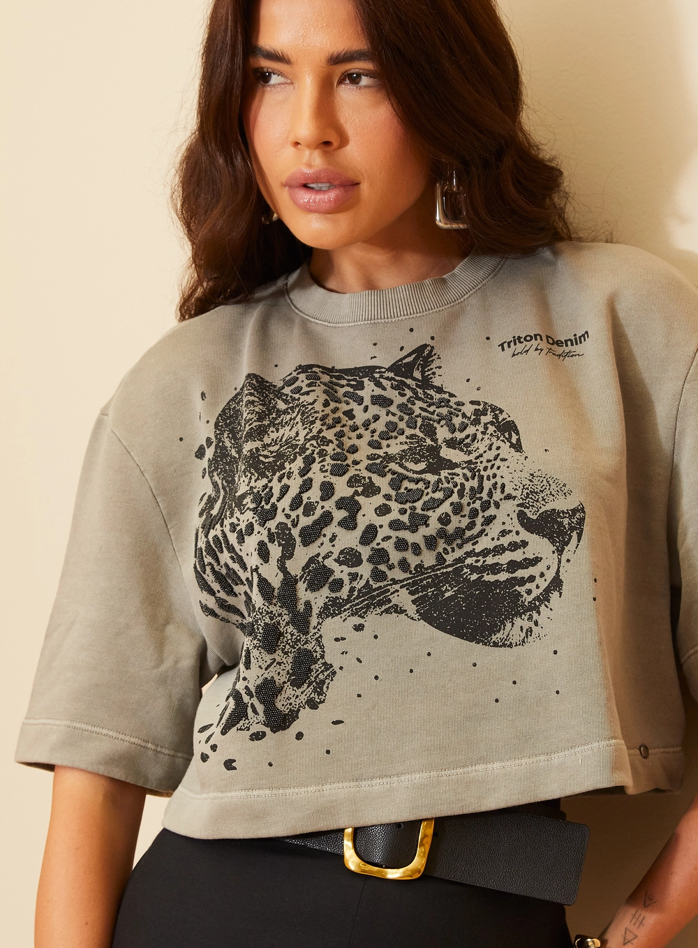 Camiseta Feminina Cropped Estampa Animal Print Cinza 3