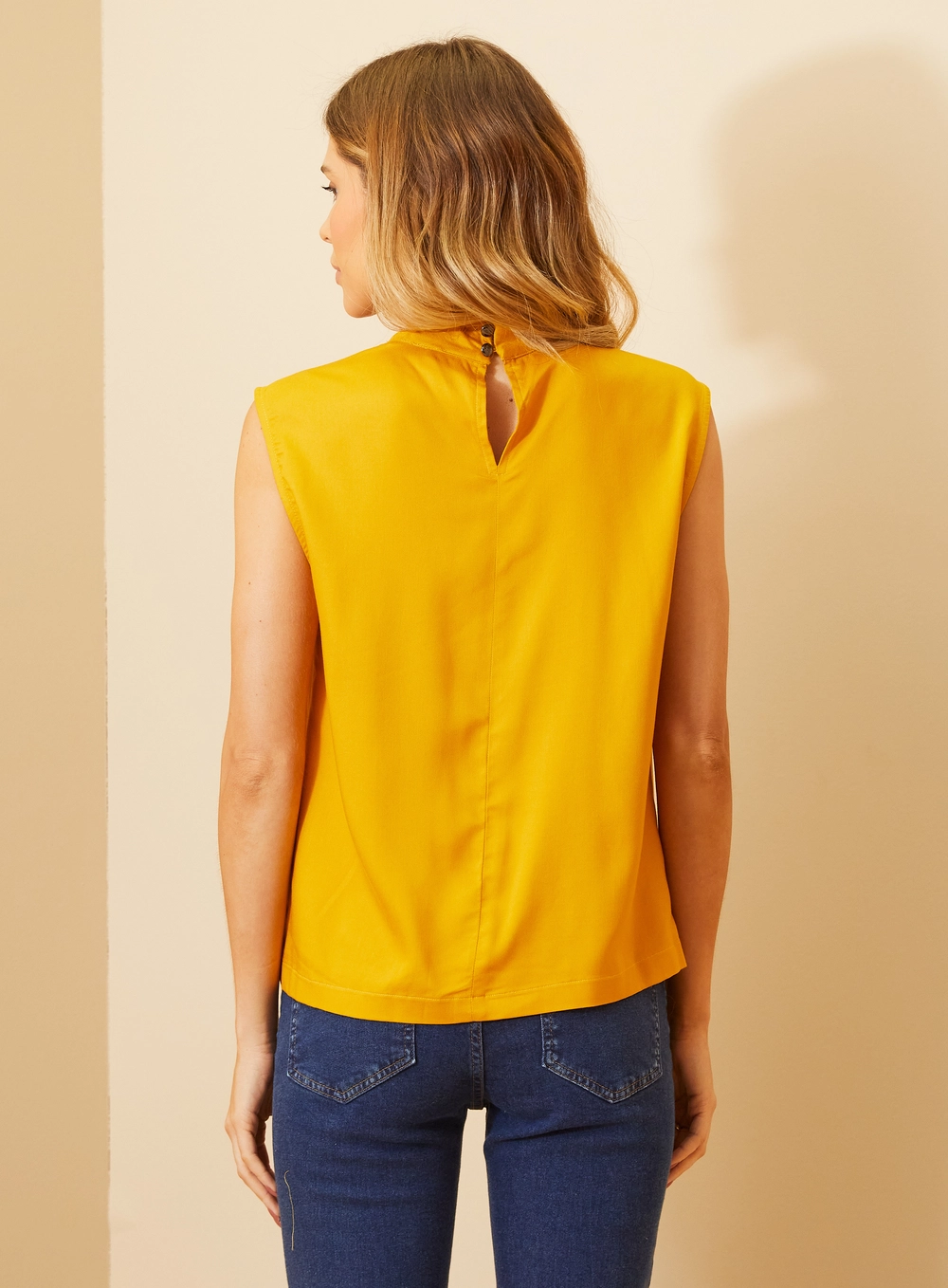 Blusa Feminina Sem Mangas Com Gola Alta Amarelo Sunray 3