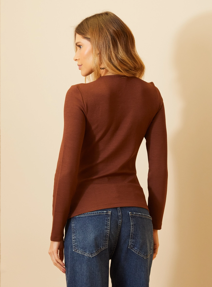 Blusa Slim Manga Longa Com Detalhe Em Metal Marrom 2