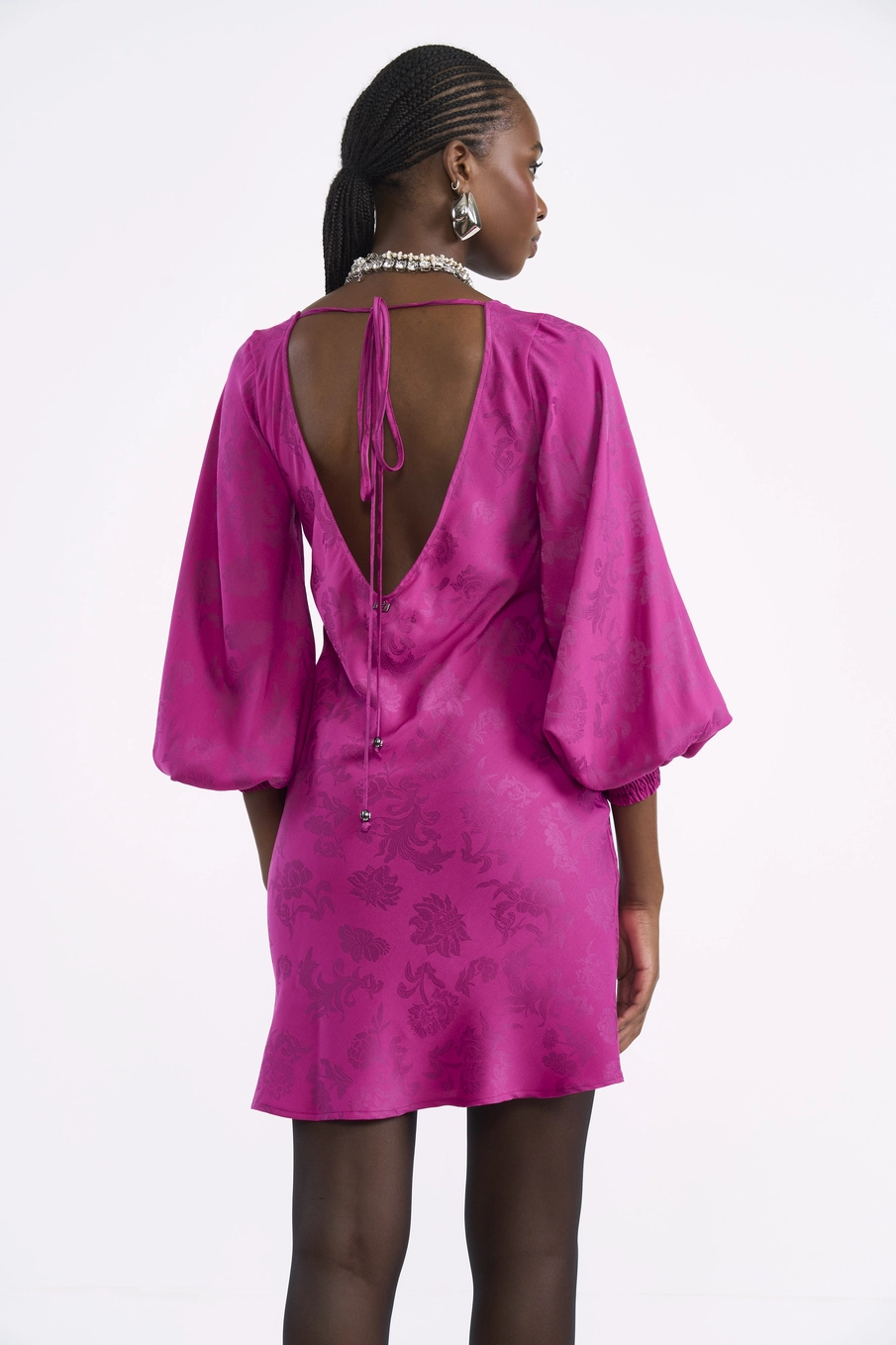 Vestido Curto Com Mangas Sino E Costas Abertas Rosa