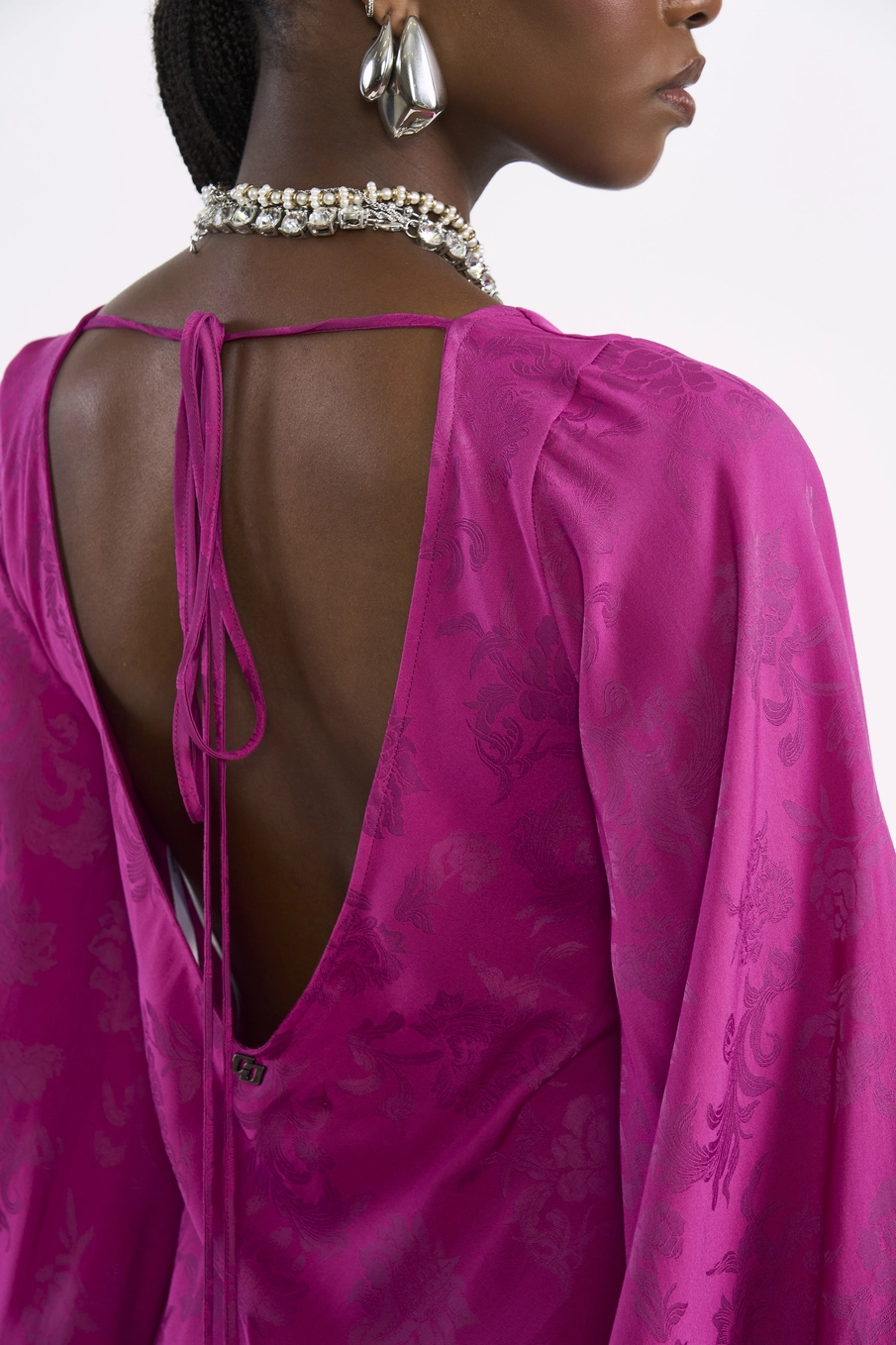 Vestido Curto Com Mangas Sino E Costas Abertas Rosa