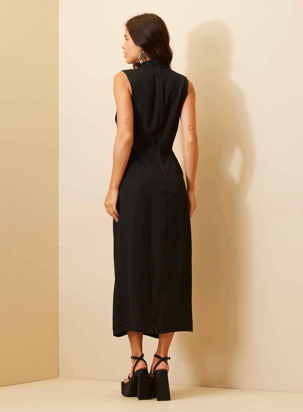 Vestido Midi Gola Alta Sem Manga Preto 4
