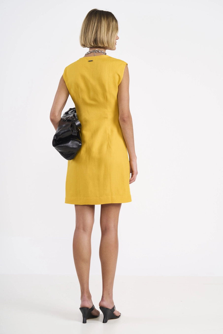 Vestido Curto Nó Frontal Em Viscose E Linho Amarelo