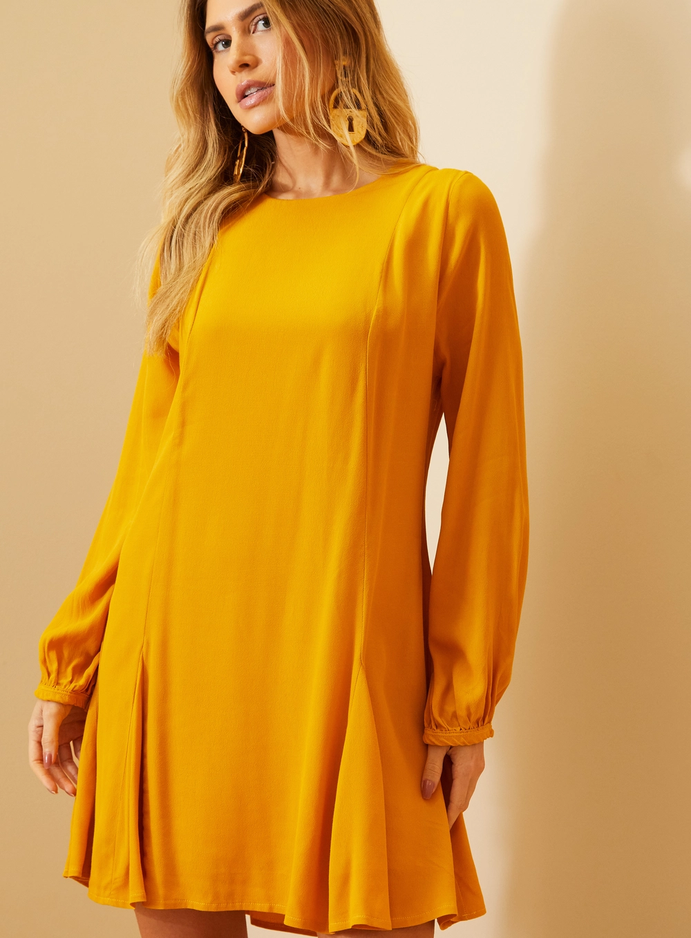 Vestido Feminino Curto Manga Longa Com Recortes Amarelo Sunray 4