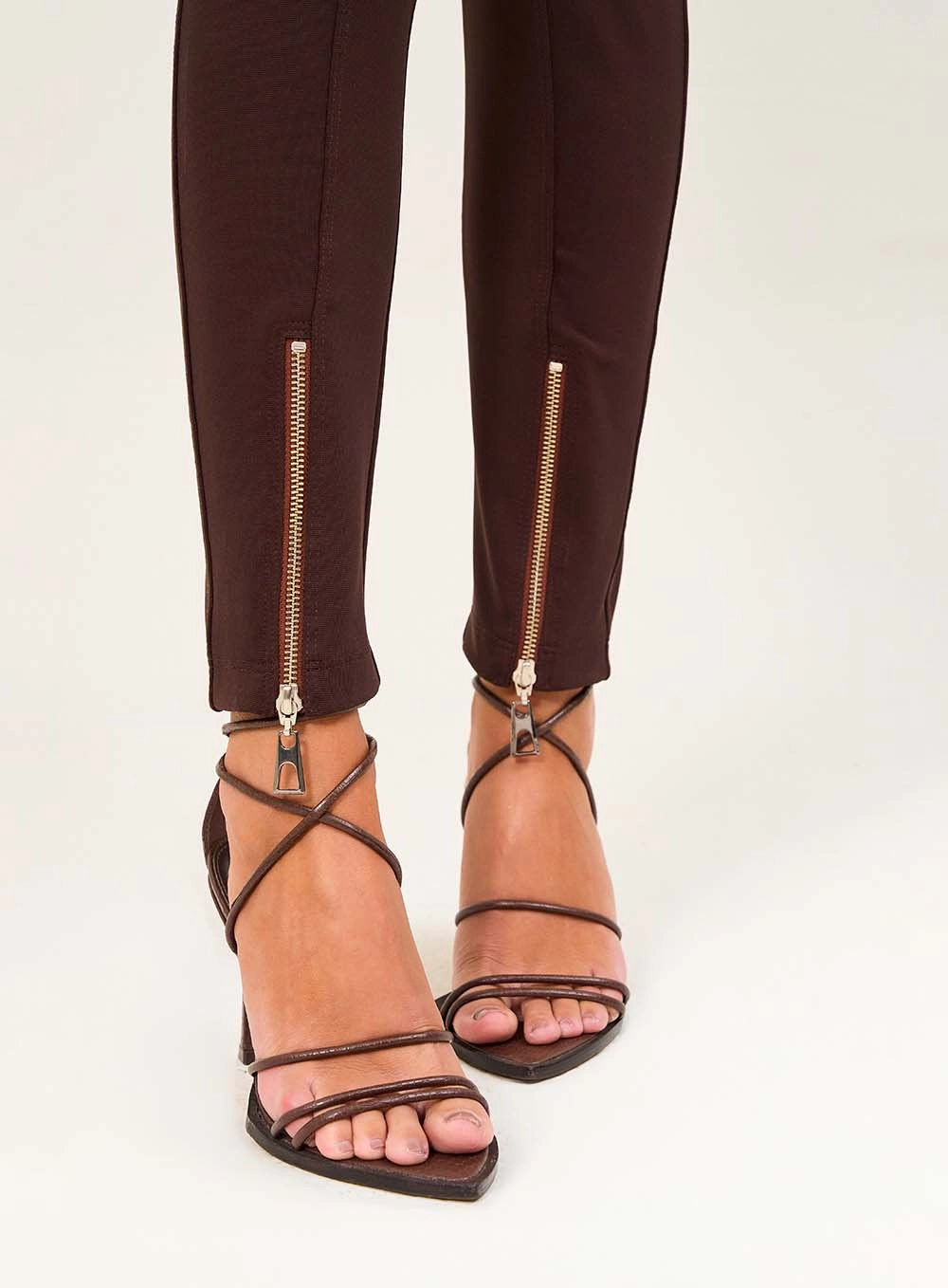 Calça Feminina Com Zíper Na Barra Marrom 3