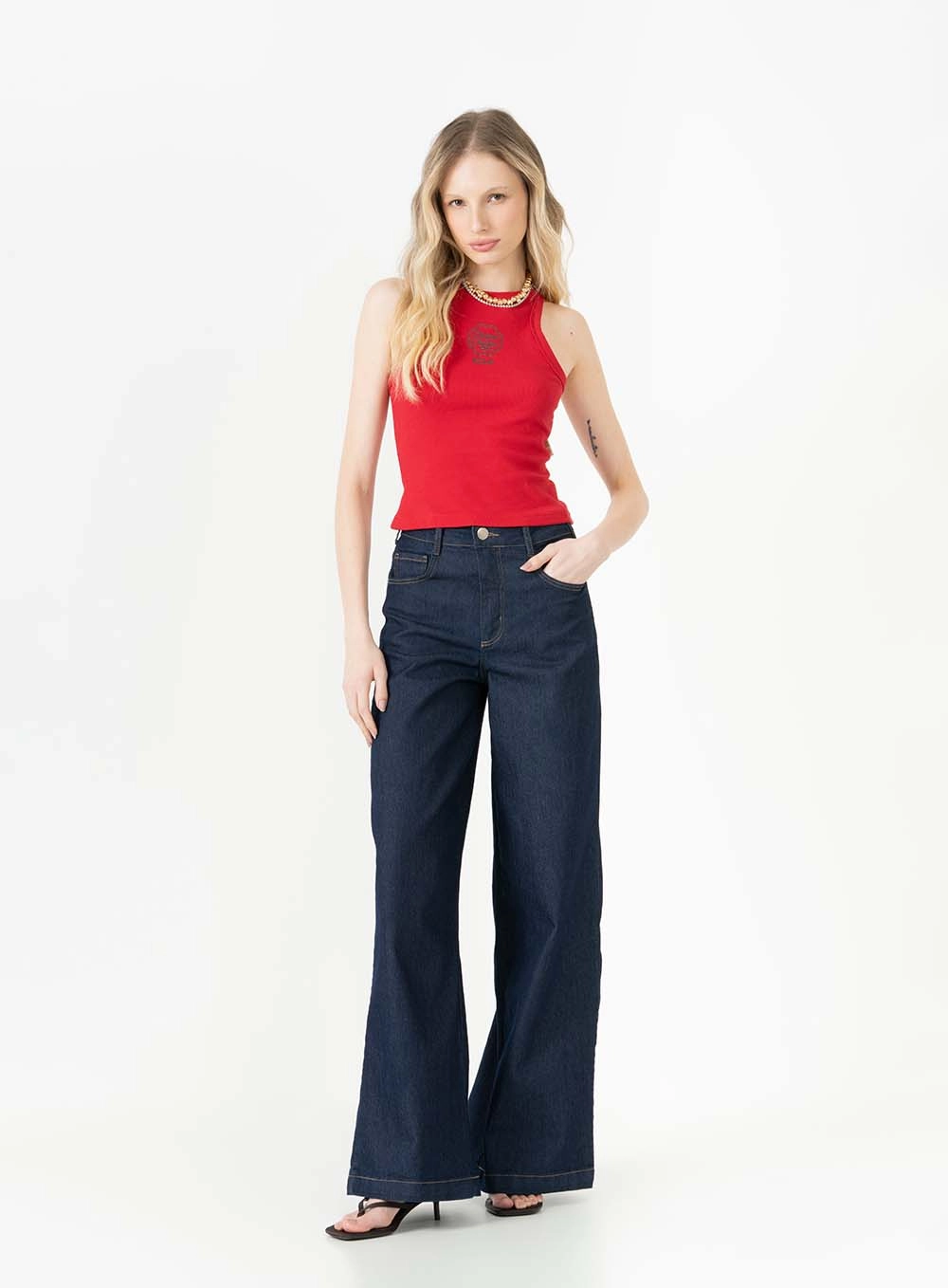 Regata Slim Canelada Com Detalhe Métalico Vermelho 3
