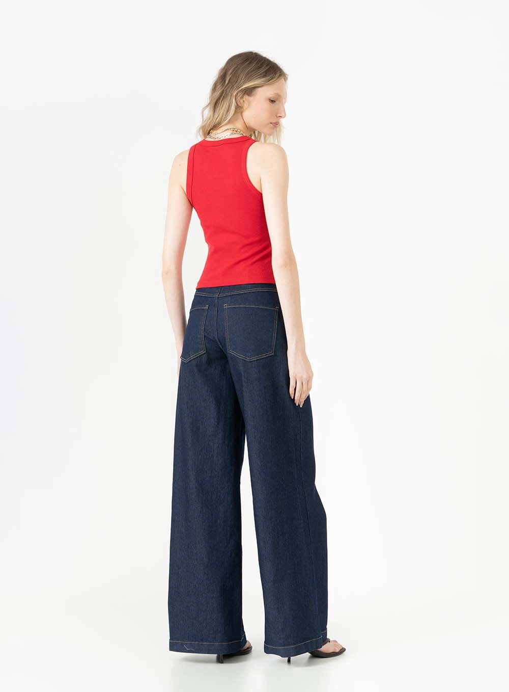 Regata Slim Canelada Com Detalhe Métalico Vermelho 4