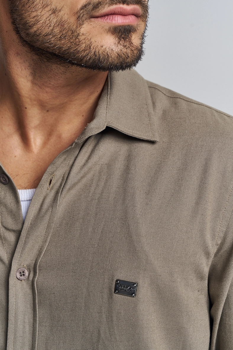 Camisa Masculina Com Plaqueta Metálica - Casual Bege 4