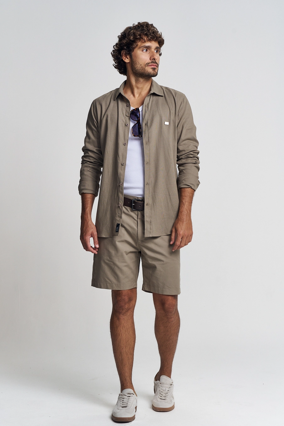 Camisa Masculina Com Plaqueta Metálica - Casual Bege 1