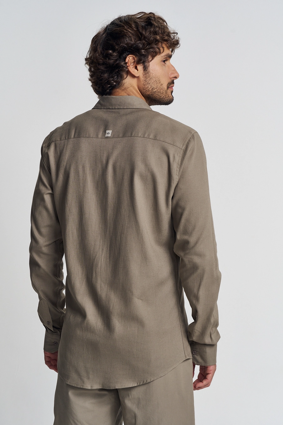 Camisa Masculina Com Plaqueta Metálica - Casual Bege 3