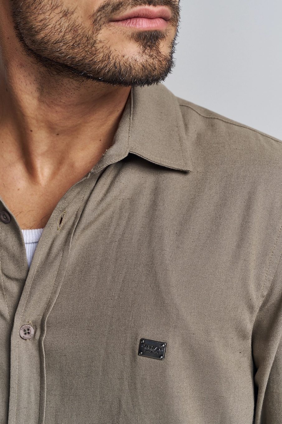 Camisa Masculina Com Plaqueta Metálica - Casual Bege 4