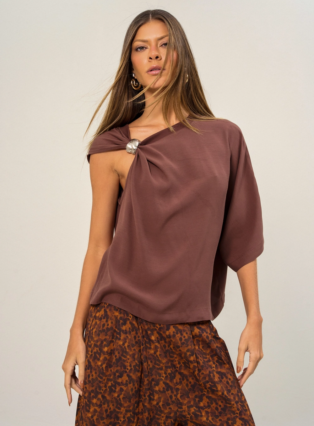 Blusa Feminina Assimétrica Manga Única Marrom 1