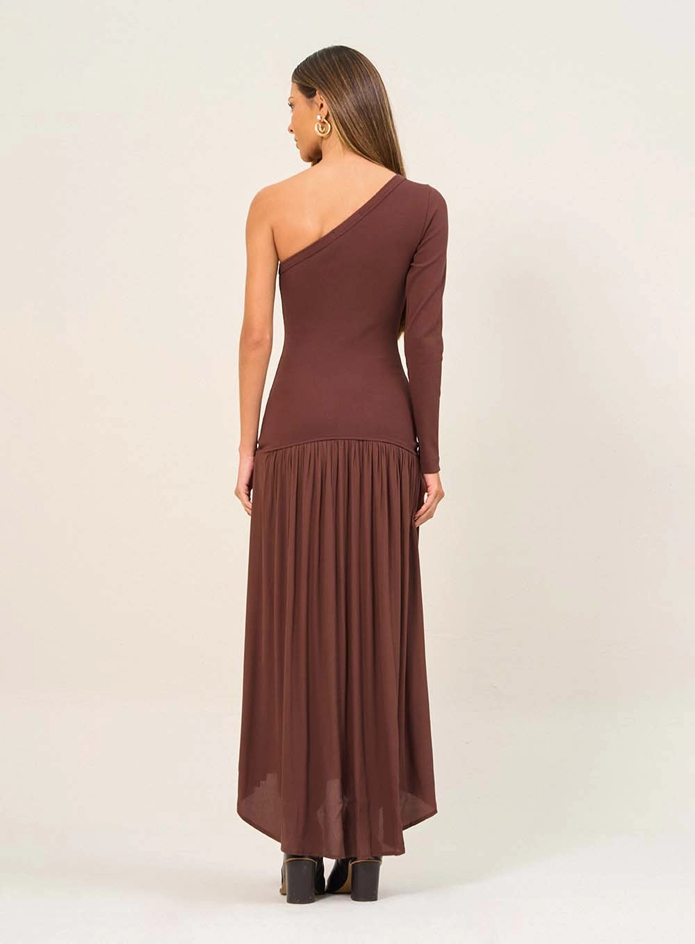 Vestido Longo Assimétrico Com Manga Única Marrom 2