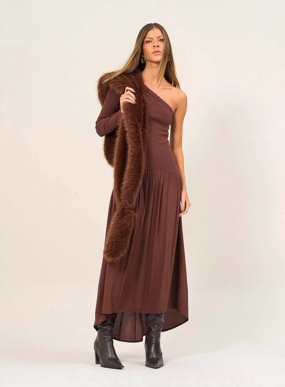 Vestido Longo Assimétrico Com Manga Única Marrom 3