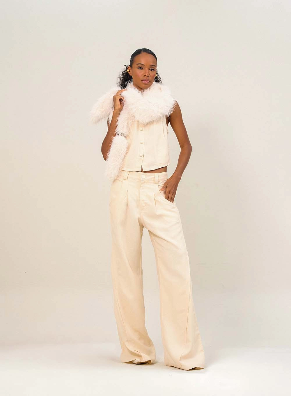 Calça Feminina Com Pregas Frontais Bege 1