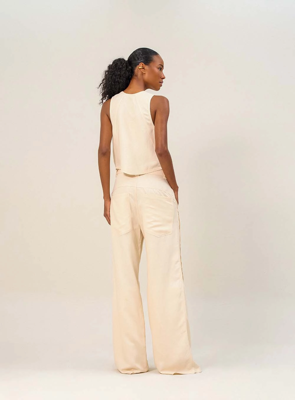 Calça Feminina Com Pregas Frontais Bege 2
