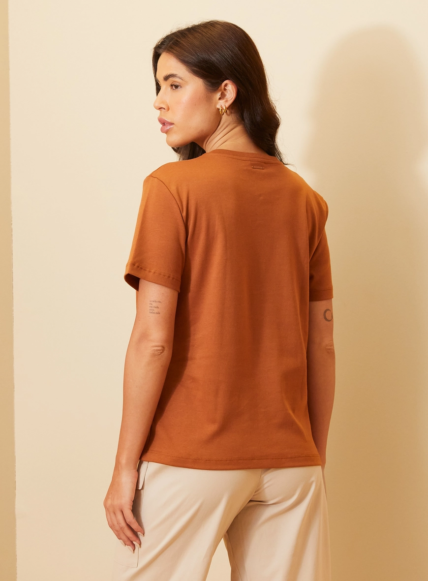 Camiseta Feminina Manga Curta Com Estampa Frontal Marrom 2