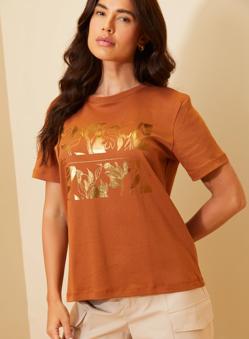 Camiseta Feminina Manga Curta Com Estampa Frontal Marrom 3