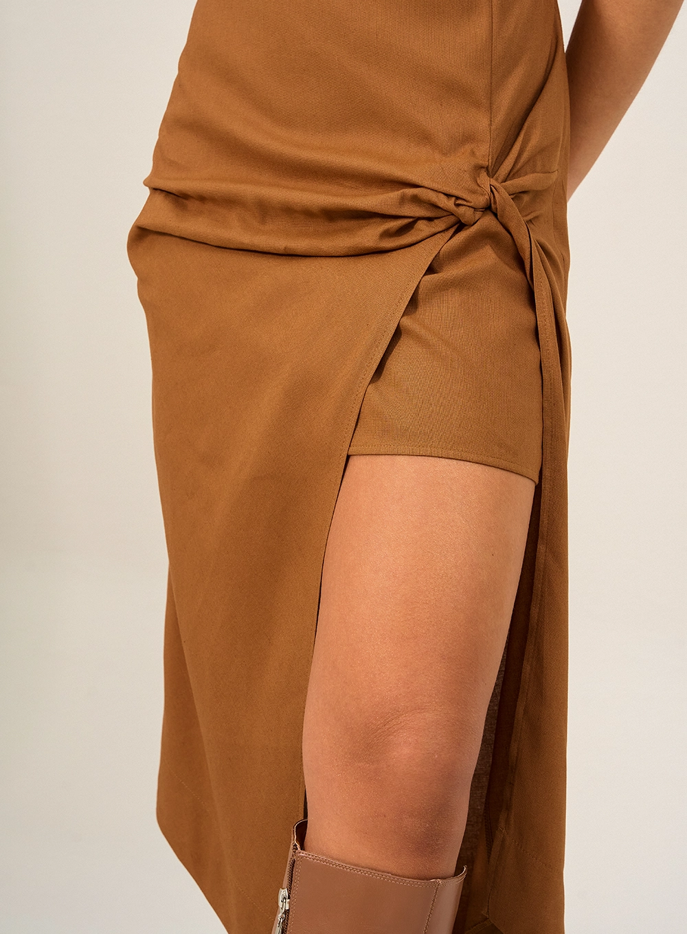 Vestido Midi Halter Com Nó Lateral Marrom 3