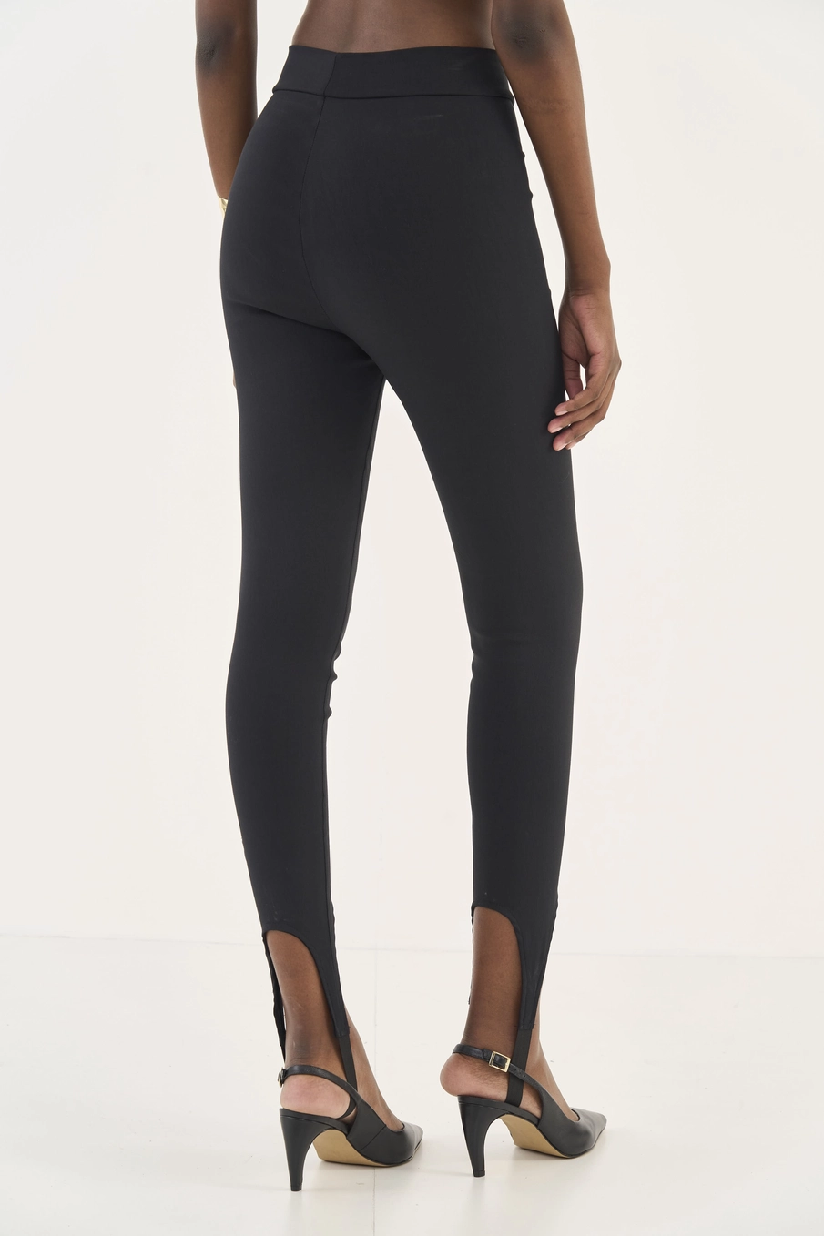 Calça Slim Com Pezinho Preto