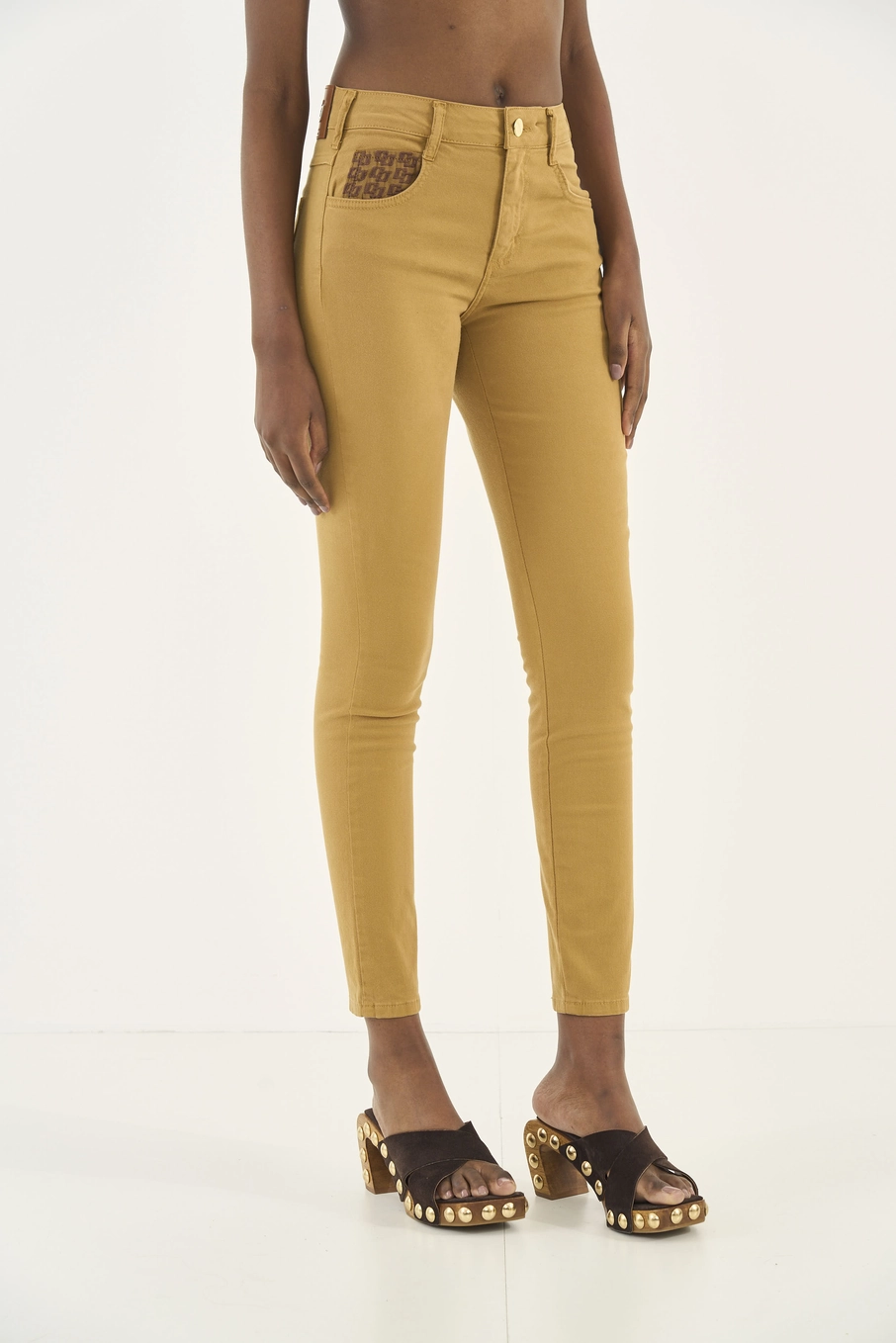 Calça Sarja Bia Skinny Marrom Ebbela