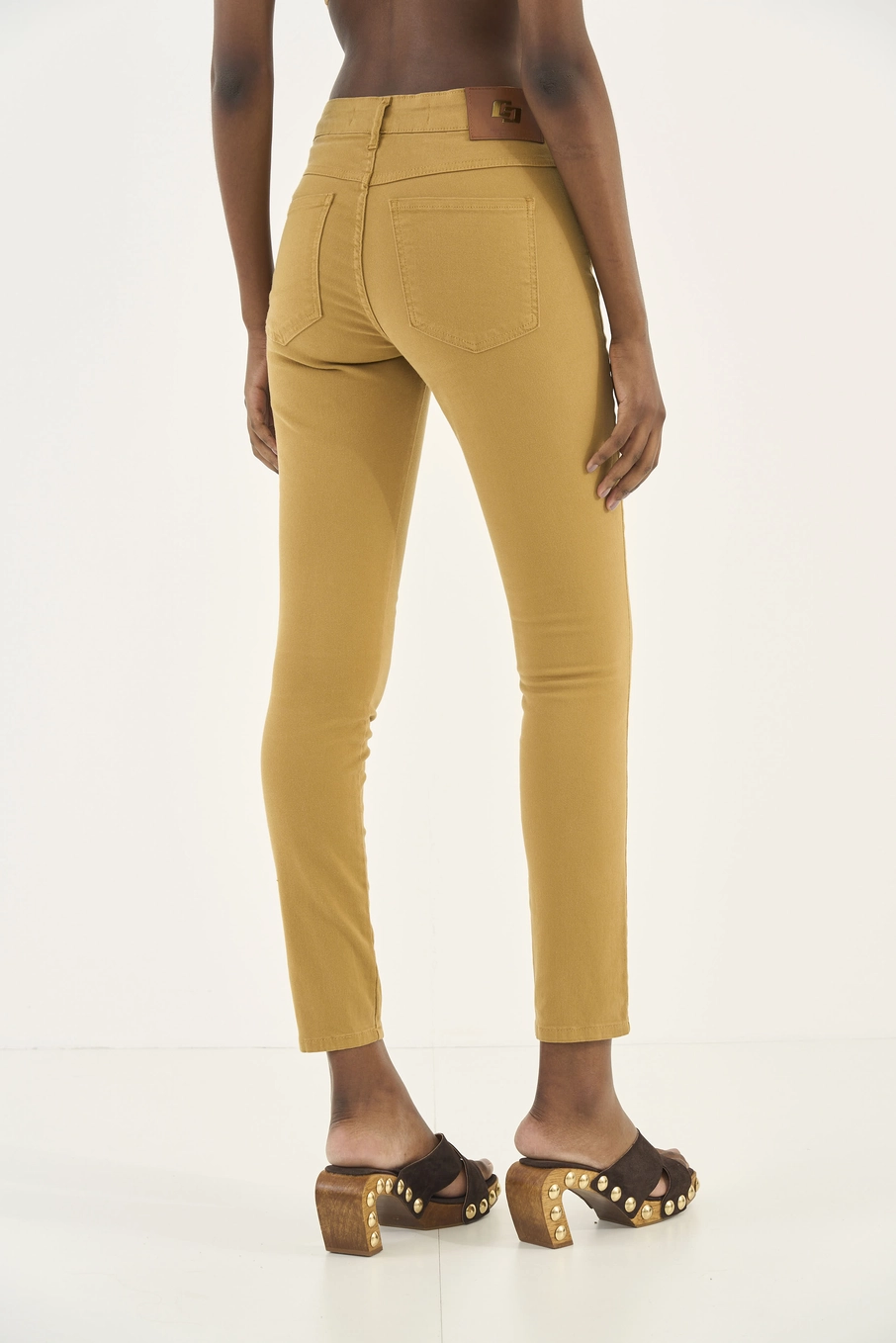 Calça Sarja Bia Skinny Marrom Ebbela
