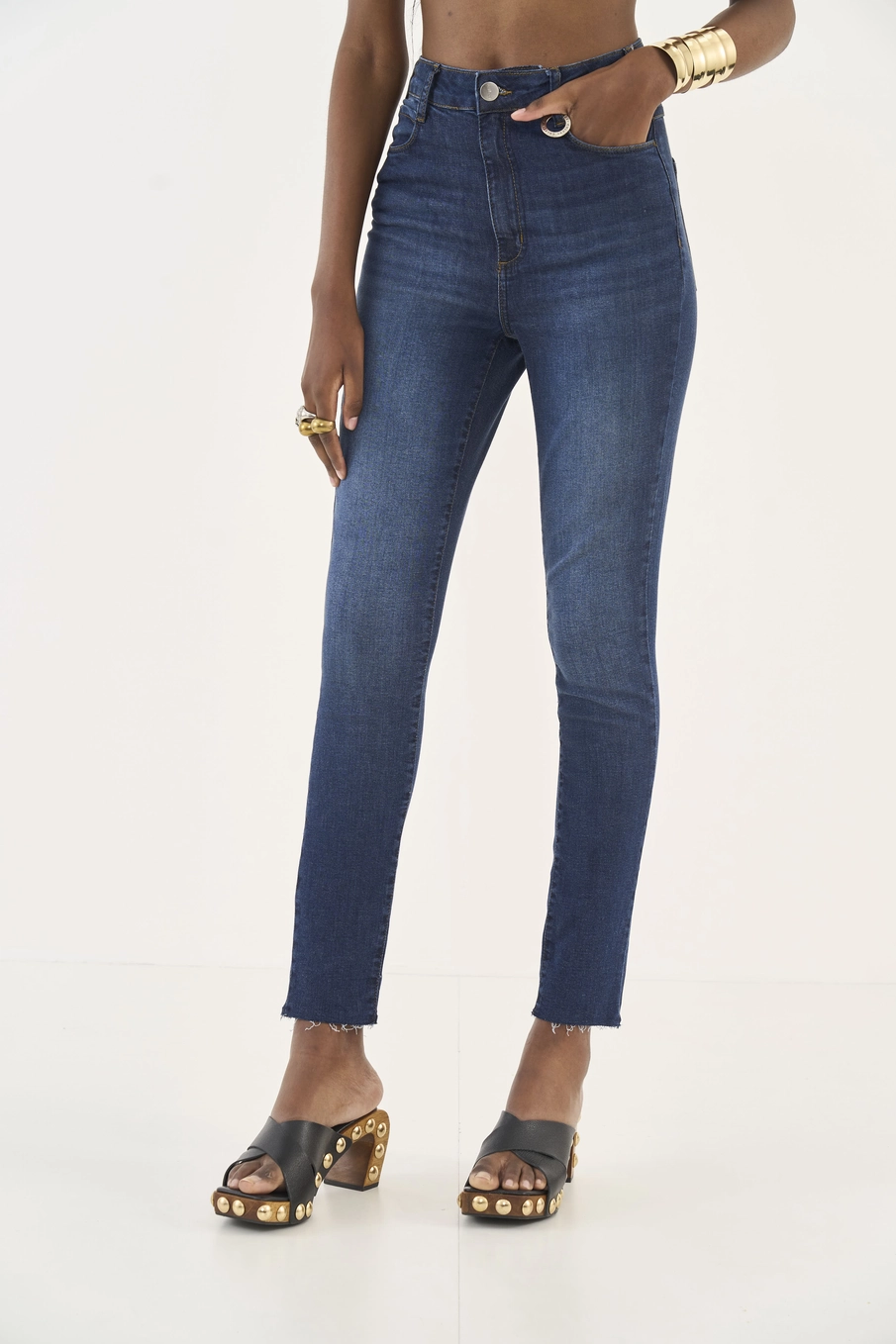 Calça Jeans Bruna Skinny Com Barra A Fio Índigo