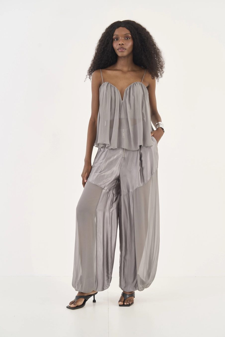Calça Acetinada Com Detalhe Em Tule Cinza