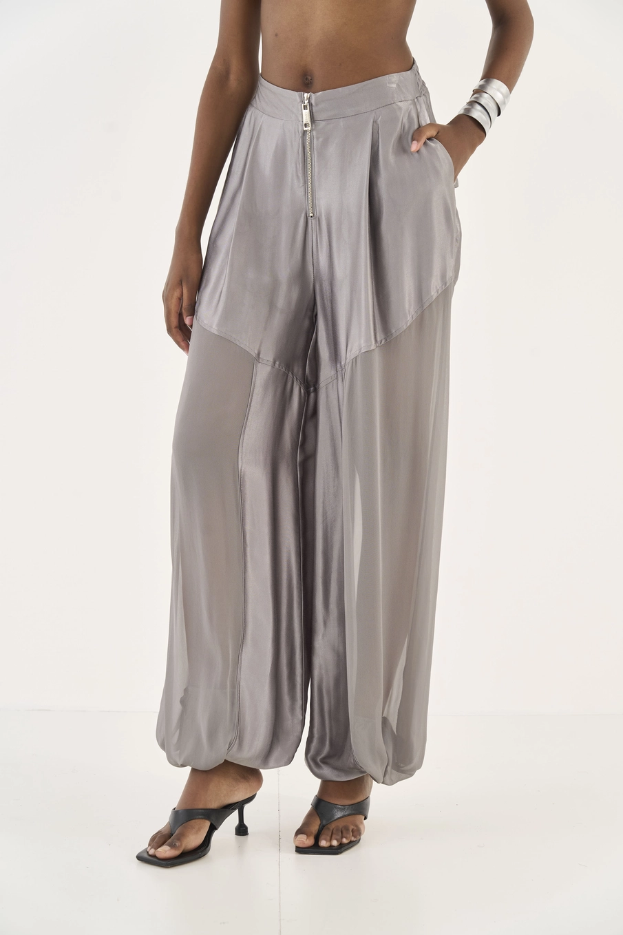 Calça Acetinada Com Detalhe Em Tule Cinza
