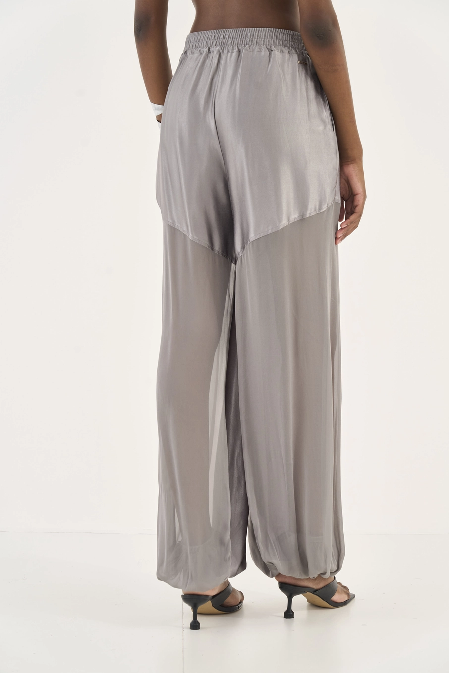 Calça Acetinada Com Detalhe Em Tule Cinza