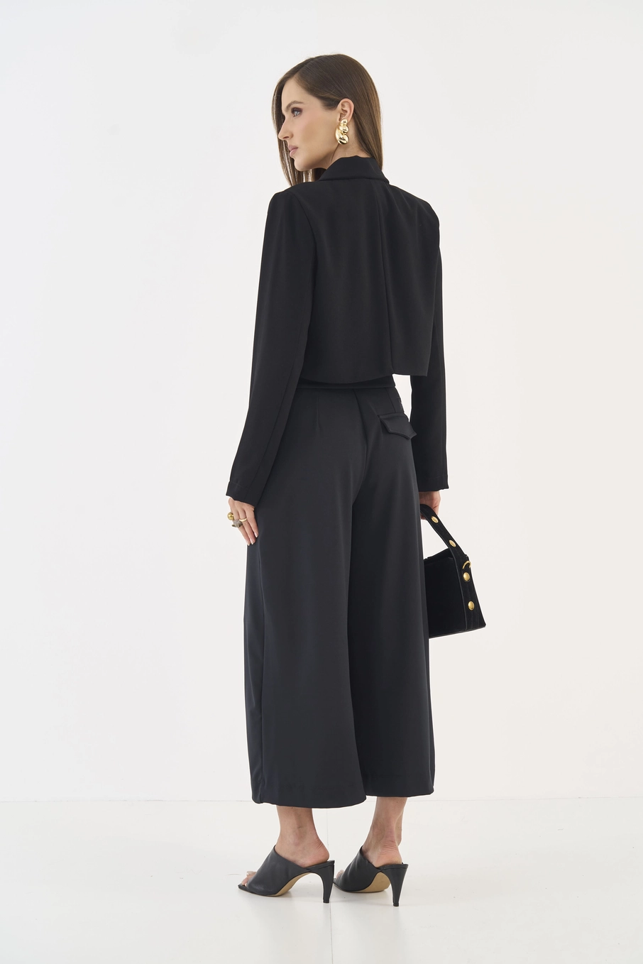 Calça Pantalona Encurtada Com Pregas Preto