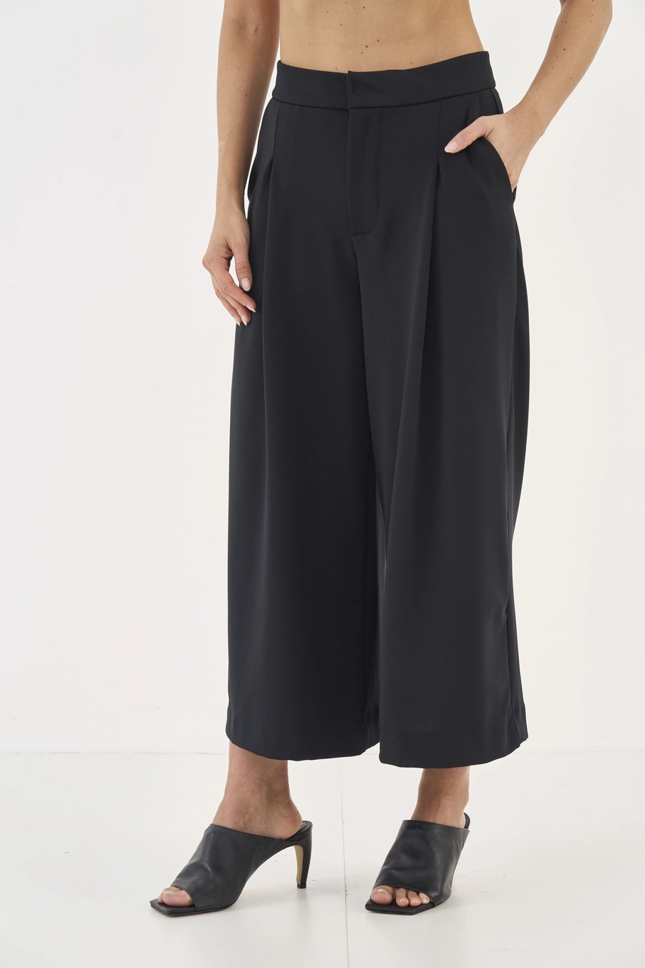 Calça Pantalona Encurtada Com Pregas Preto