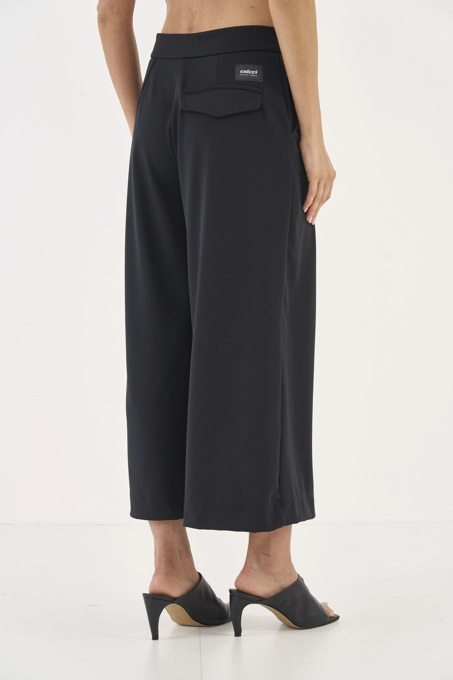 Calça Pantalona Encurtada Com Pregas Preto
