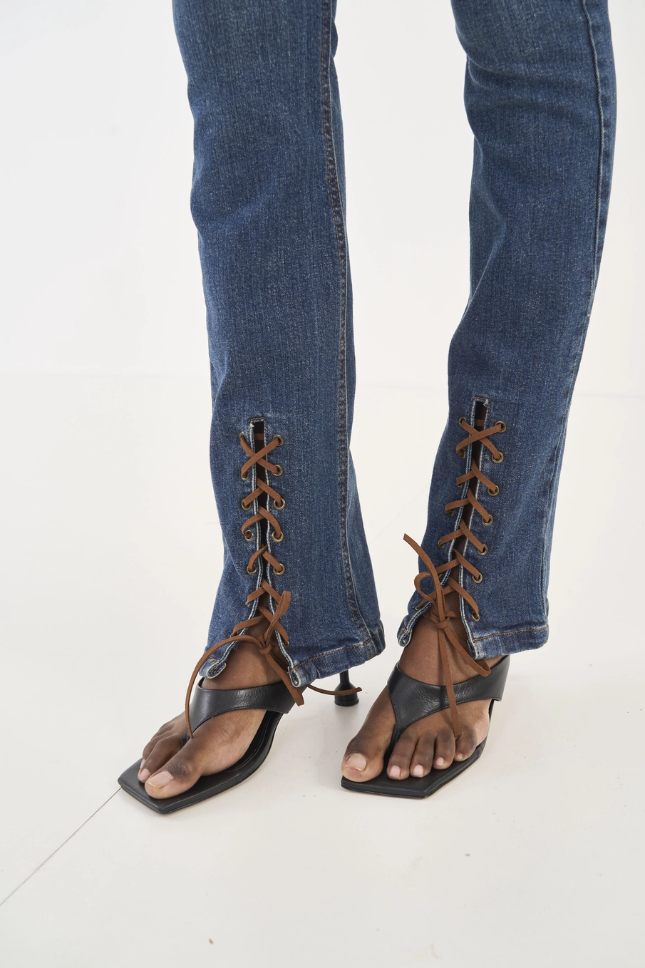 Calça Jeans Bia Reta Com Amarração Nas Barras Índigo