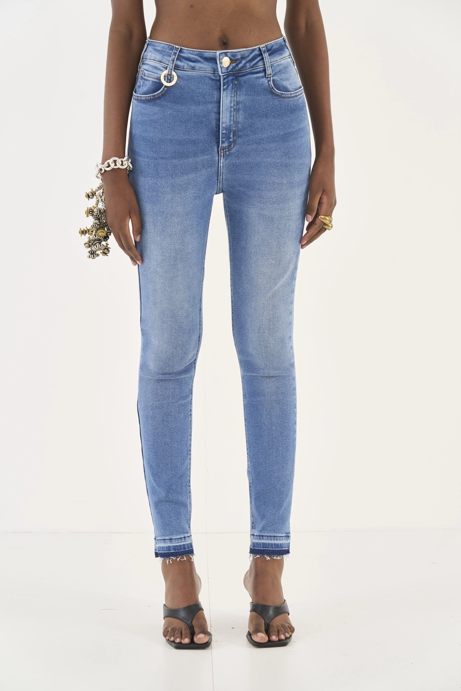 Calça Jeans Skinny Karen Com Barra A Fio Índigo