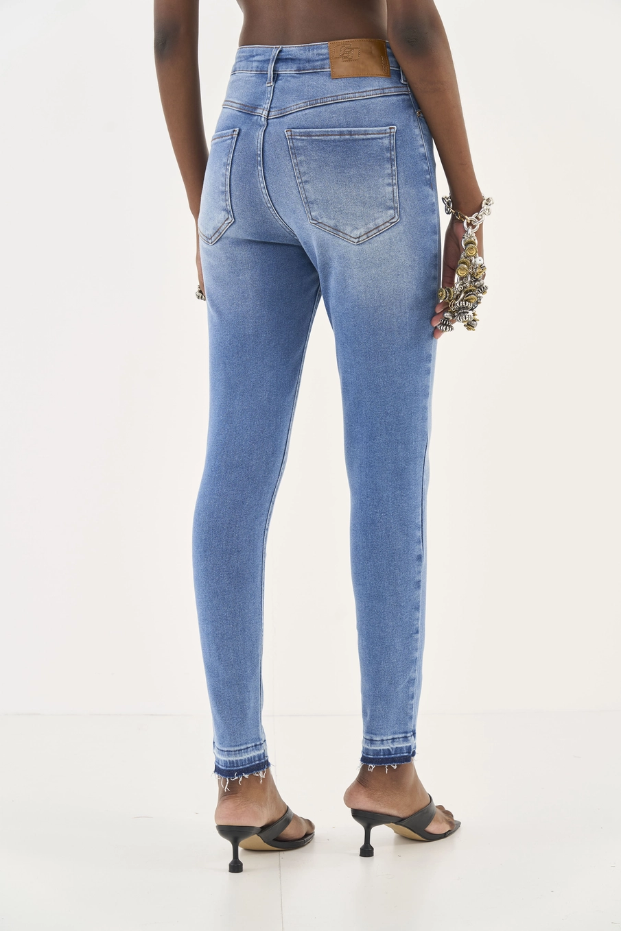 Calça Jeans Skinny Karen Com Barra A Fio Índigo